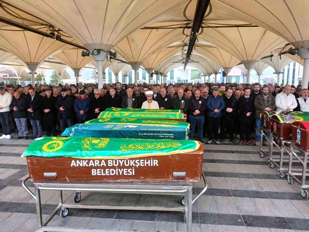 Ankara'da gaz sızıntısından vefat eden baba ile kızı son yolcuğuna uğurlandı