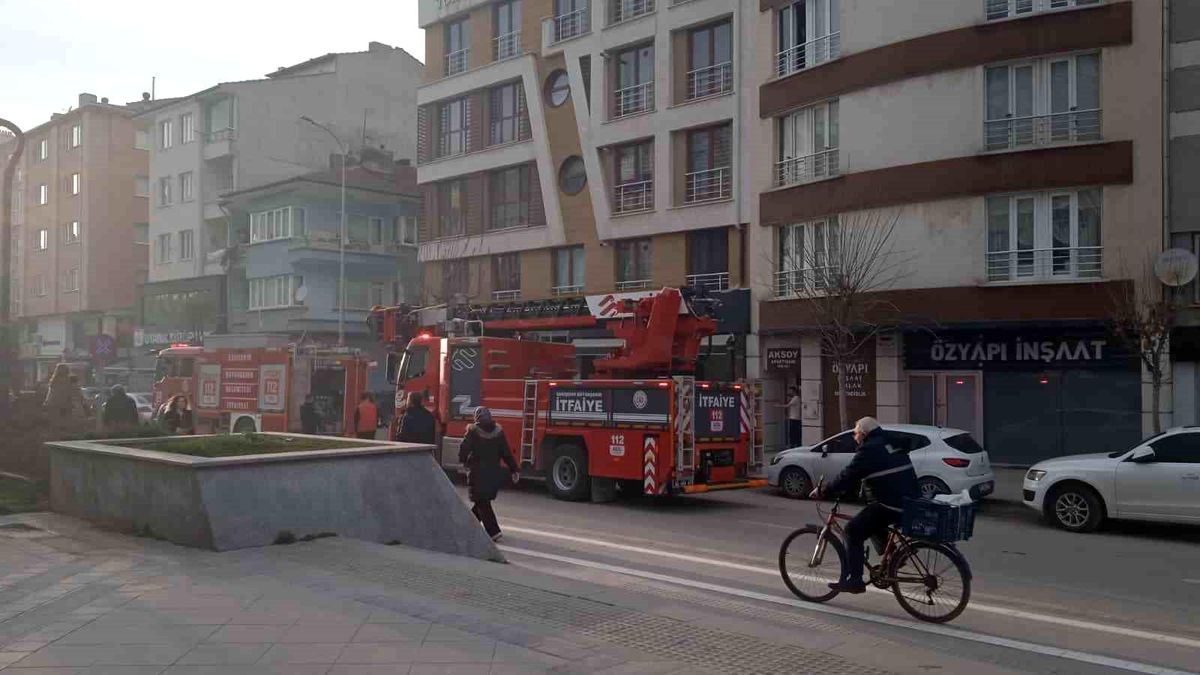 Bacada çıkan yangın sonucu cadde dumanla kaplandı