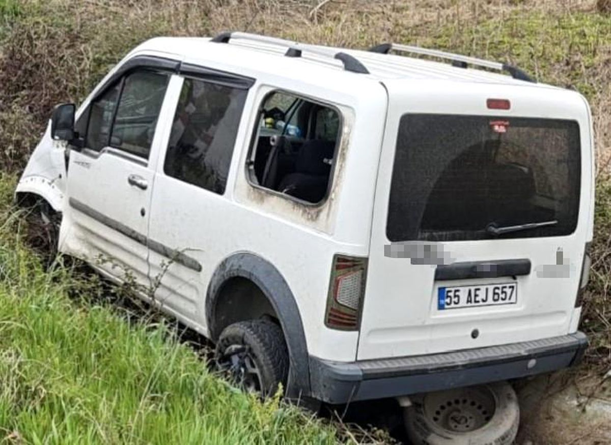 Bafra'da su kanalına düşen aracın sürücüsü yaralandı