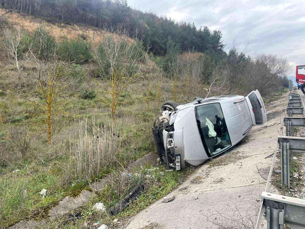 Bilecik'te şarampole uçan araçtaki 2 kişi yaralandı