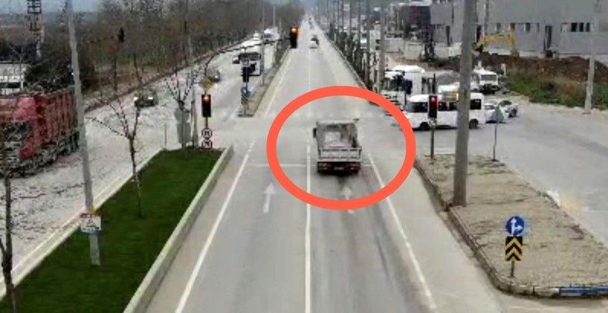 Bursa'da kırmızı ışık ihlali yapan araçlar dron ile böyle tespit edildi