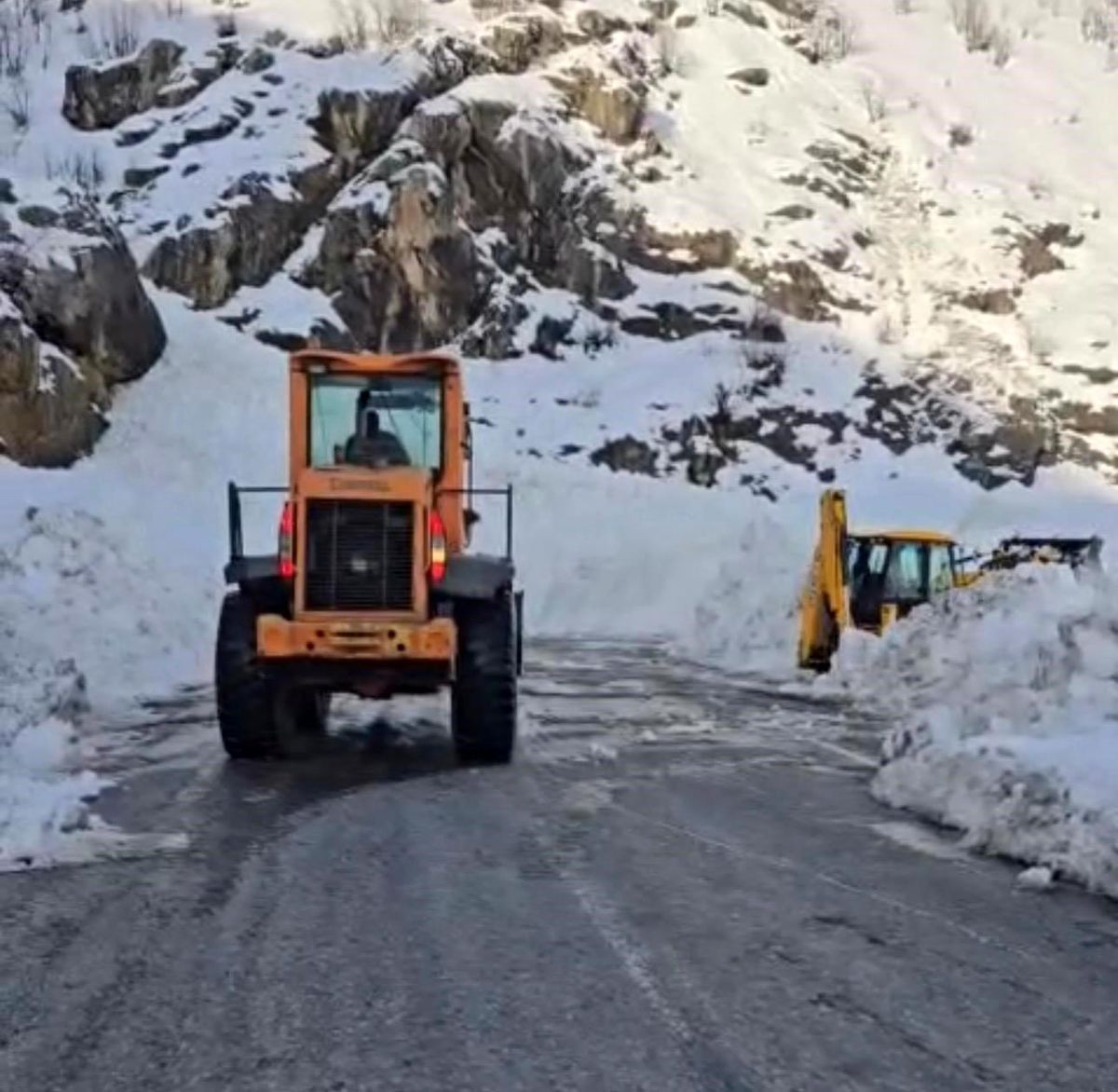 Çığın düştüğü Şırnak-Hakkari yolu ulaşıma açıldı