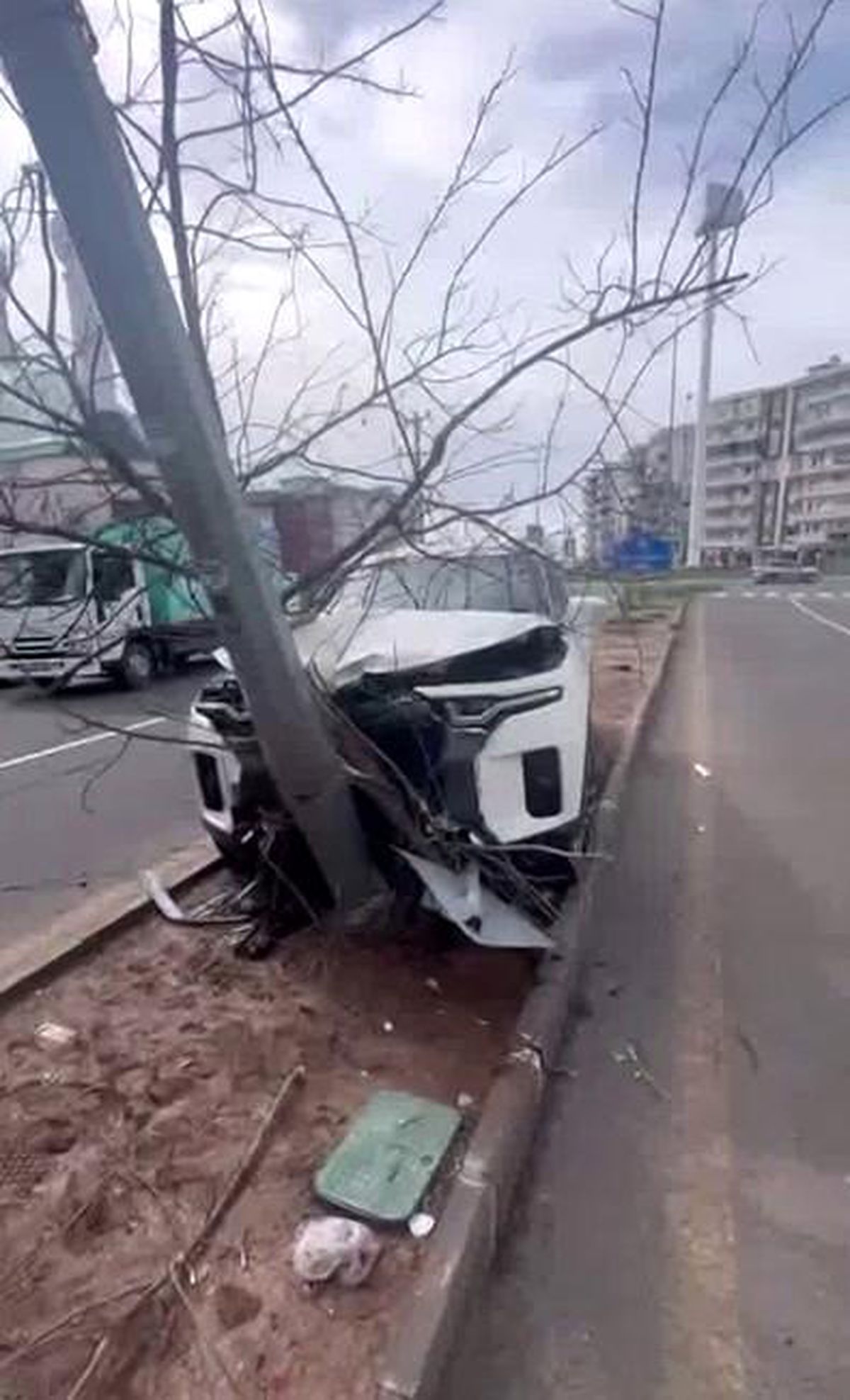 Diyarbakır'da otomobil refüje çıkıp direğe çarptı: 1 yaralı