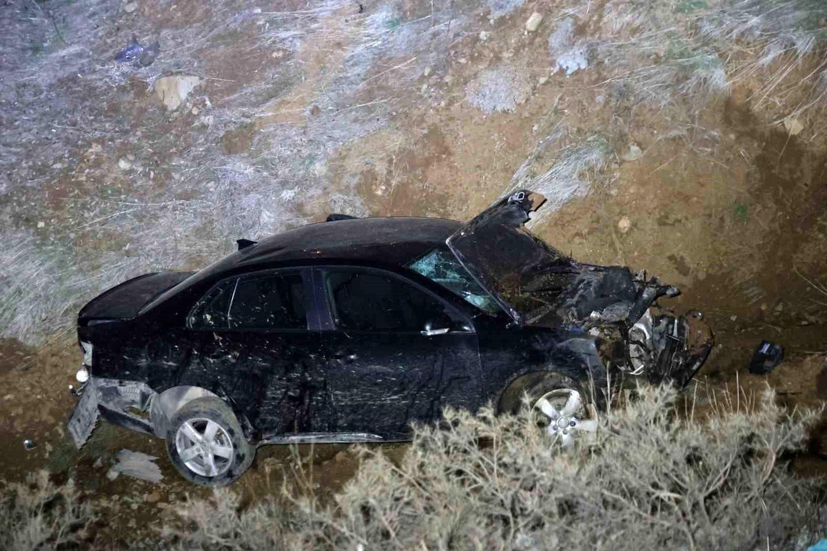Elazığ'da otomobil şarampole uçtu: 2'si ağır 5 yaralı