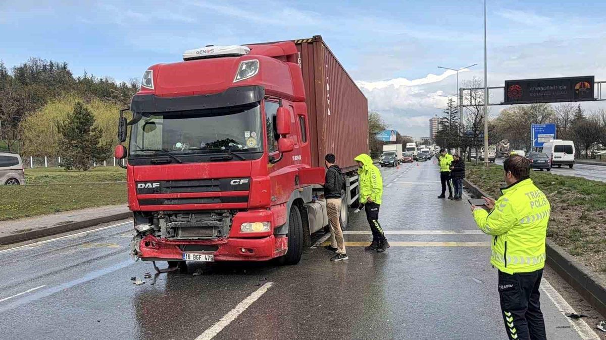 Eskişehir'de 4 aracın karıştığı zincirleme kazada 1 kişi yaralandı