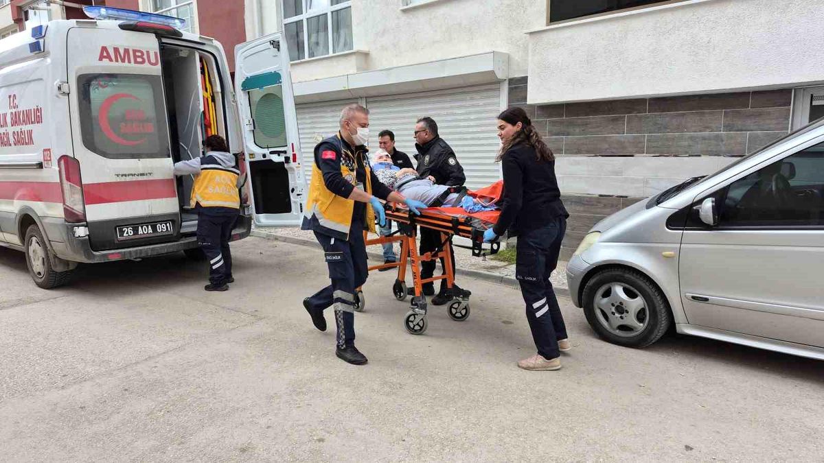 Evinde düşerek yaralanan yaşlı kadın dakikalarca yardım bekledi