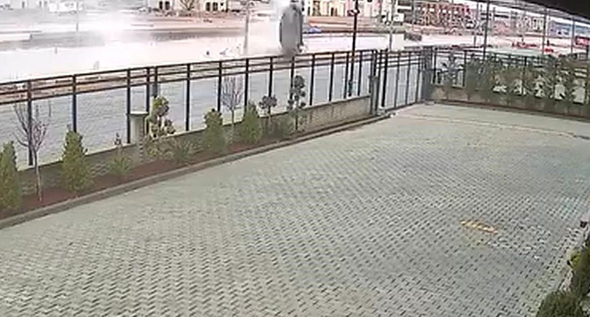Hızla su birikintisine giren otomobil takla attı