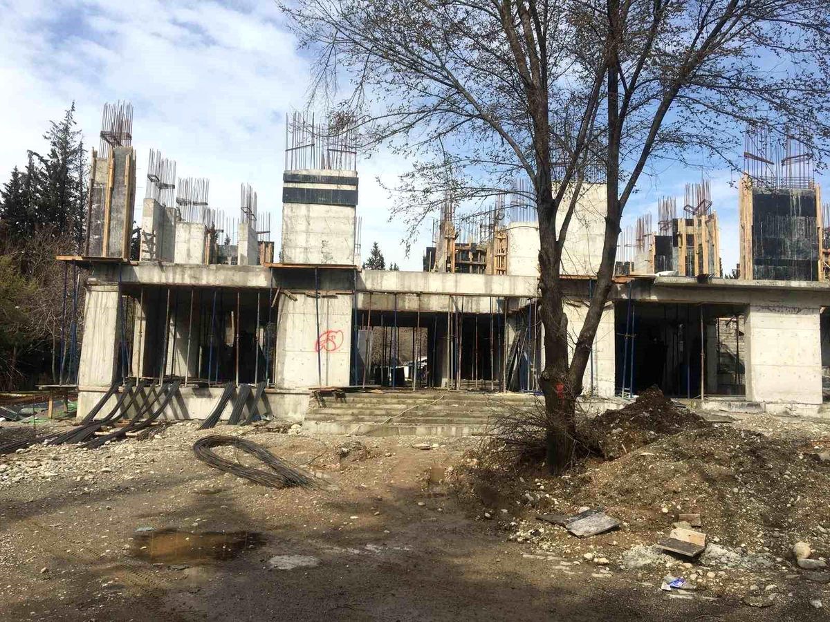İnşaat işçisi yüksekten düşerek ağır yaralandı