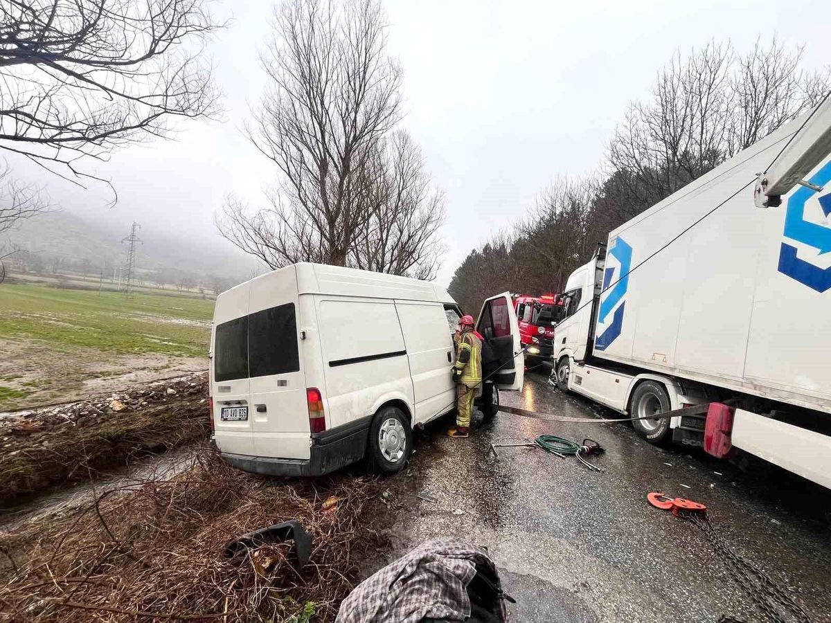 İzmir'de otomobil ile tır çarpıştı: 2 yaralı