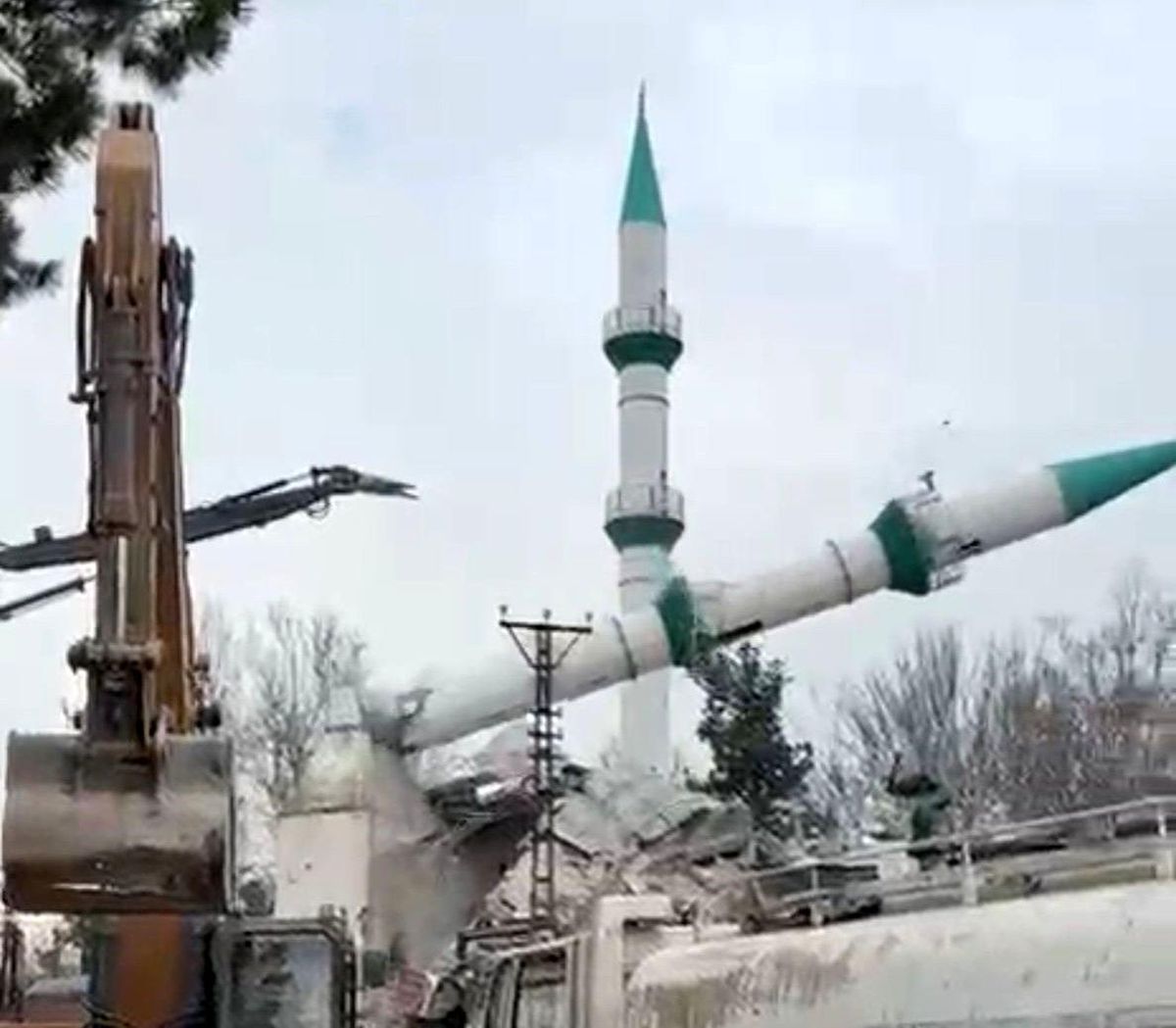 Malatya'da depremde hasar gören cami kontrollü şekilde yıkıldı
