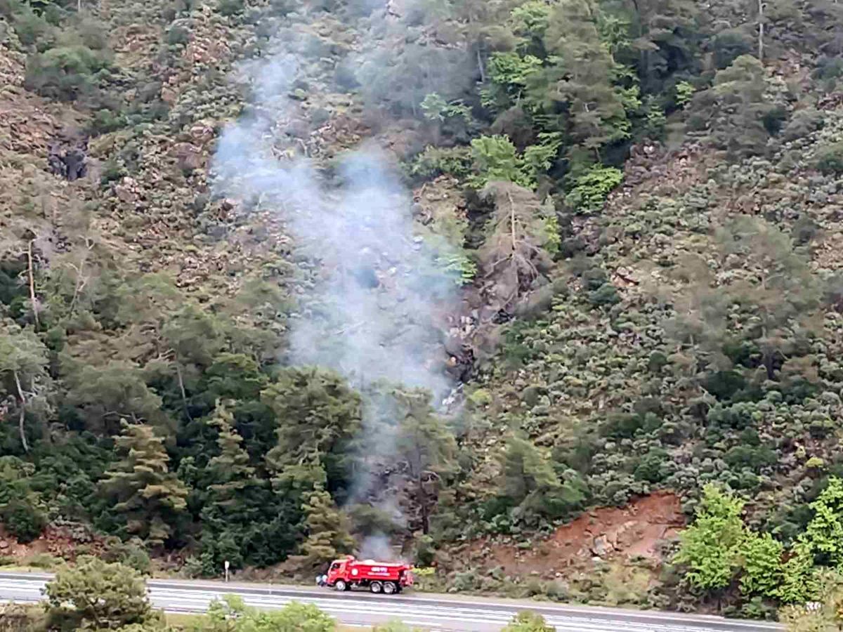Marmaris'te yangın sezonu öncesi temizlik çalışmaları sürüyor