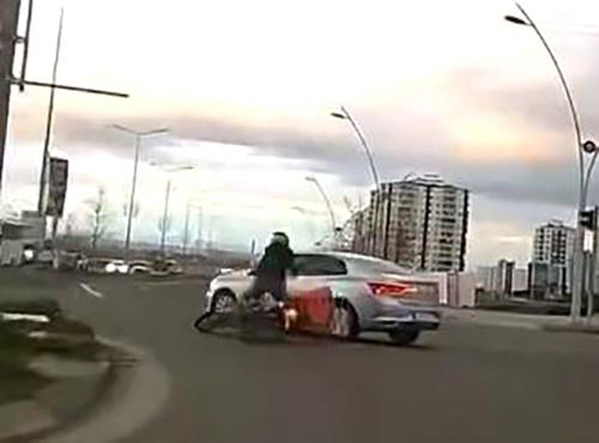 Motosikletin otomobille çarpışma anı kamerada