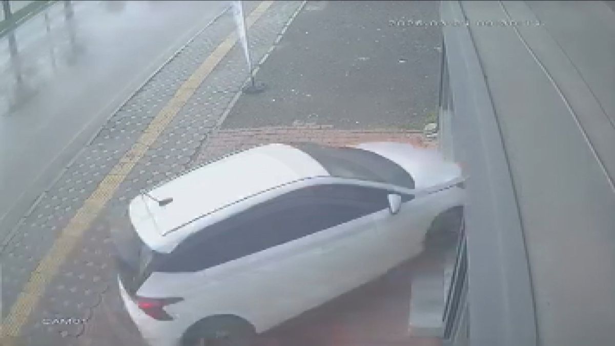 Osmaniye'de otomobilin iş yerine daldığı kaza kamerada