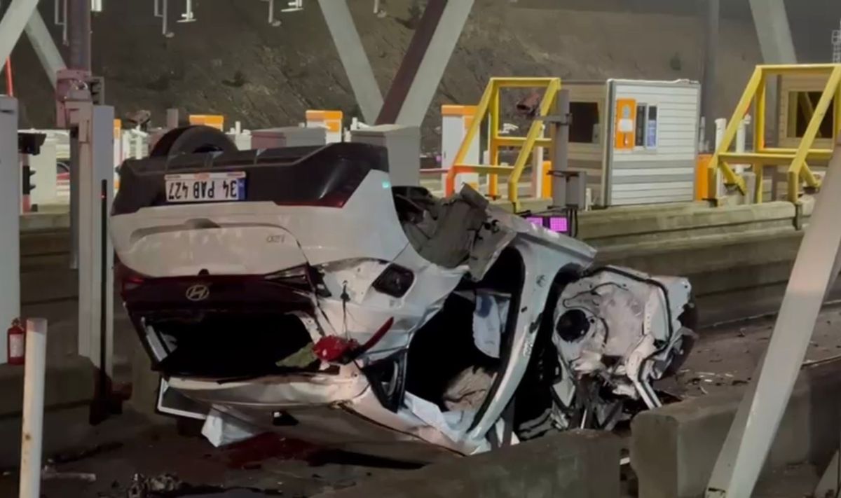 Pendik'te otomobil gişelere çarptı: 2 yaralı