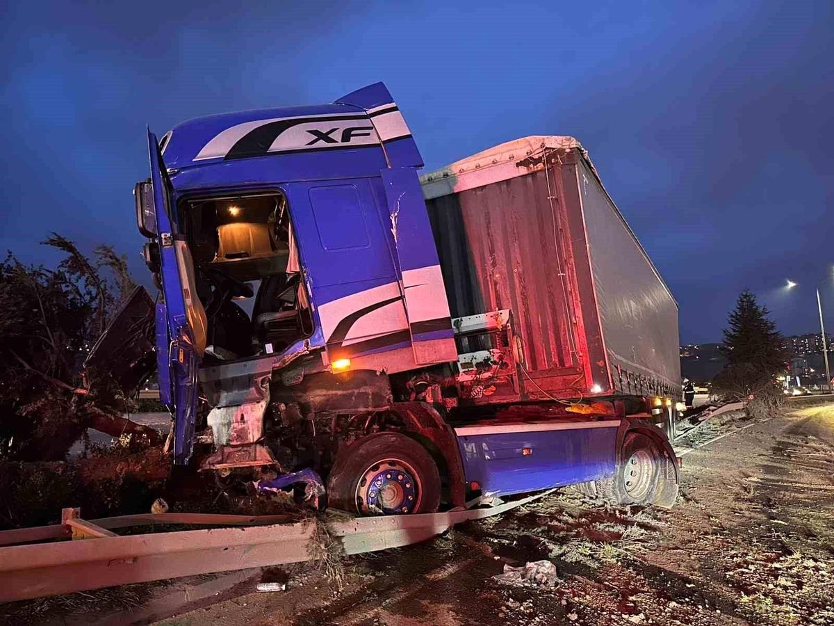 Samsun'da tır devrildi: 1 yaralı