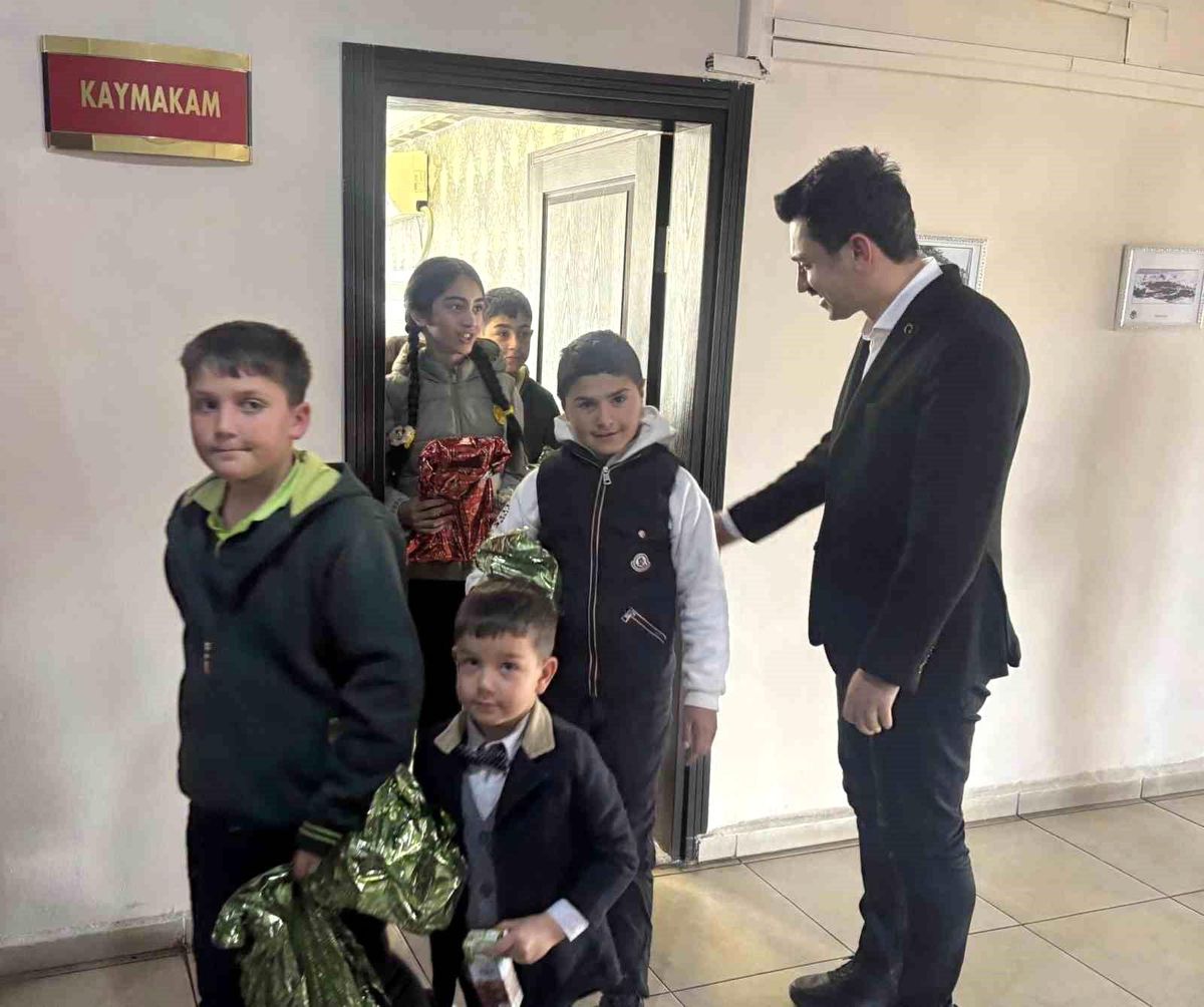 Susuz'da öğrencilerden kaymakama anlamlı ziyaret