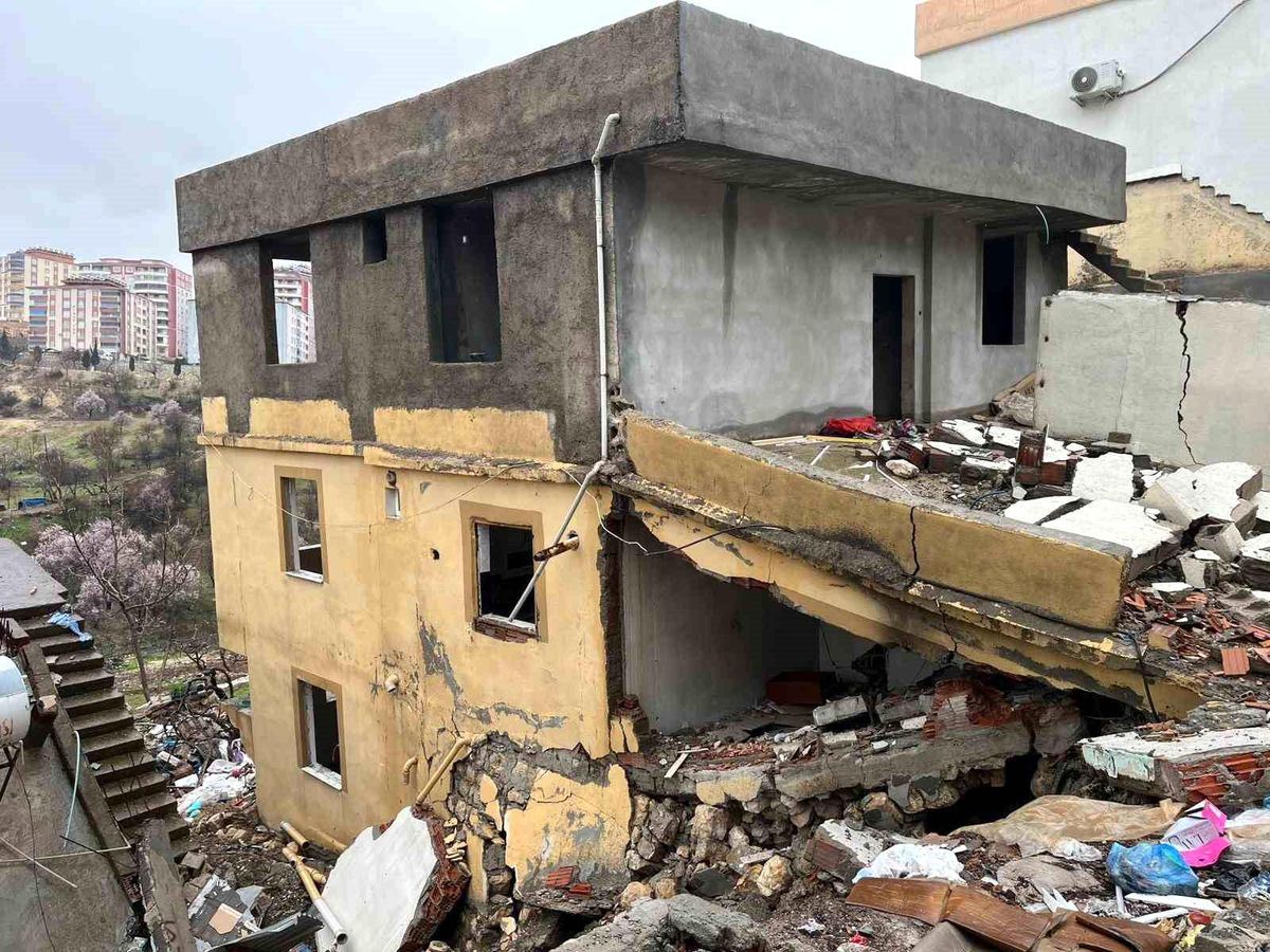 Tahliye edilen bina yağışlara dayanamayarak çöktü