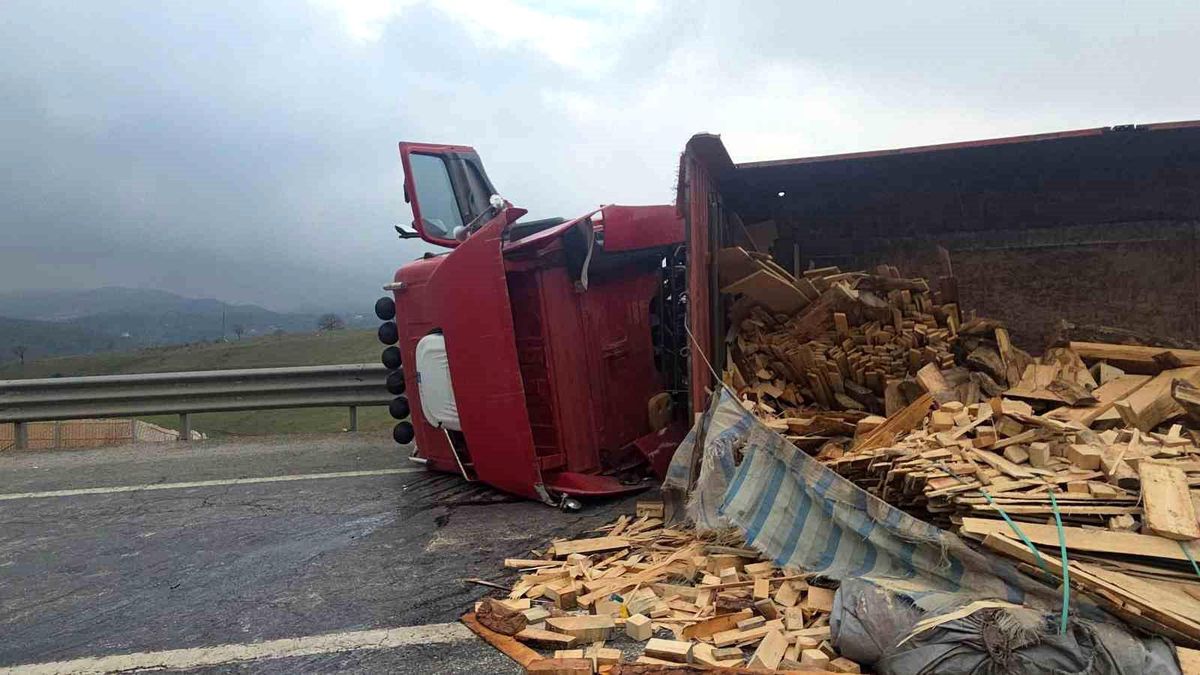 Tır devrildi: Bursa yolu ulaşıma kapandı