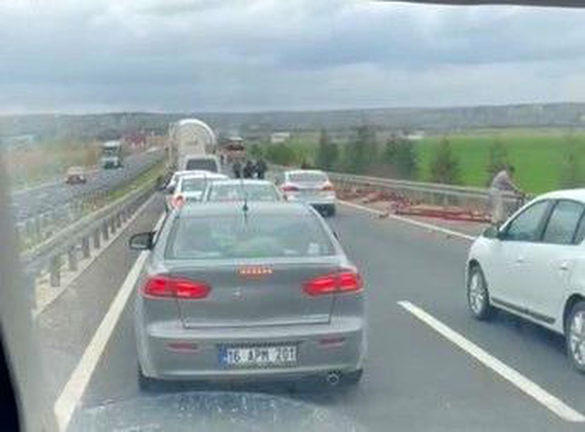 Tırda yüklü olan profil demirler yola savruldu, arkadaki araç zarar gördü
