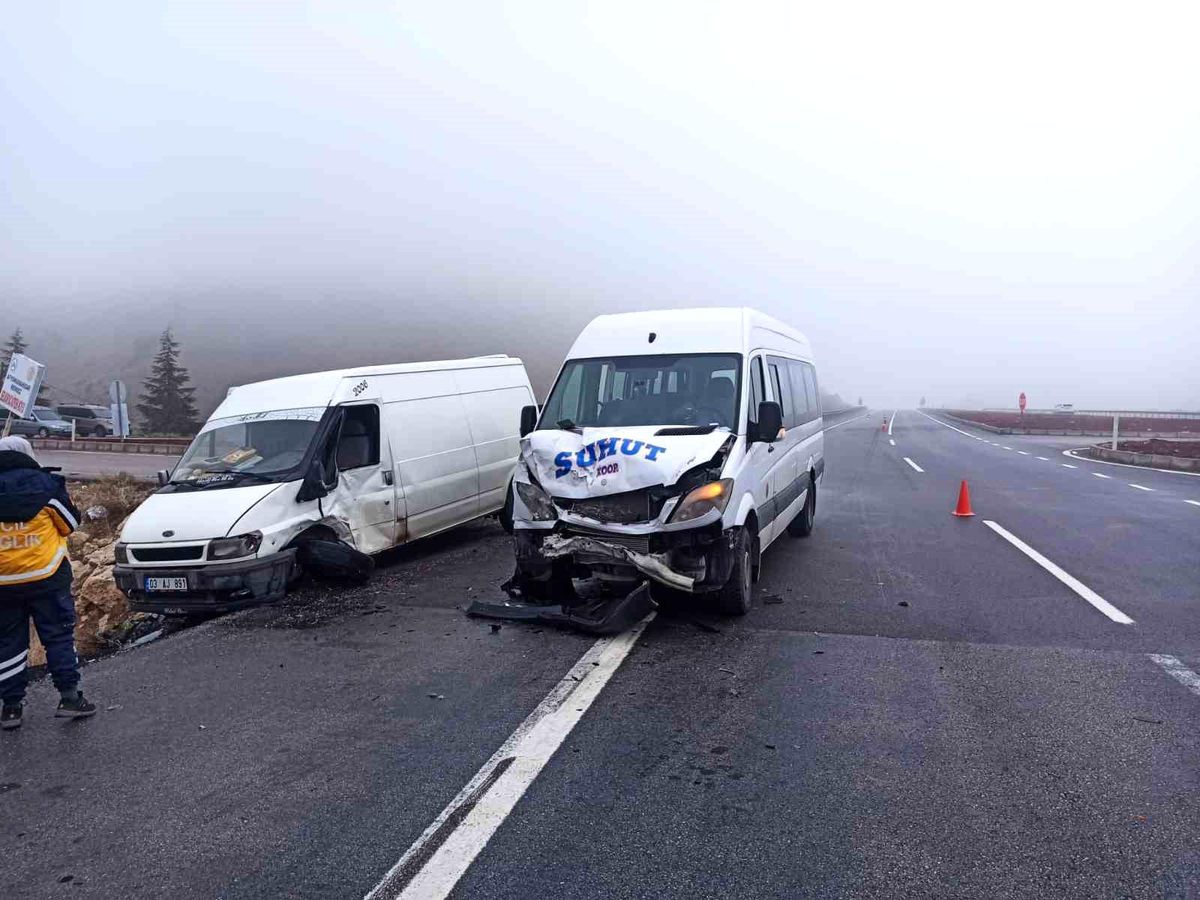 Yolcu minibüsü ile kamyonet çarpıştı: 7 yaralı