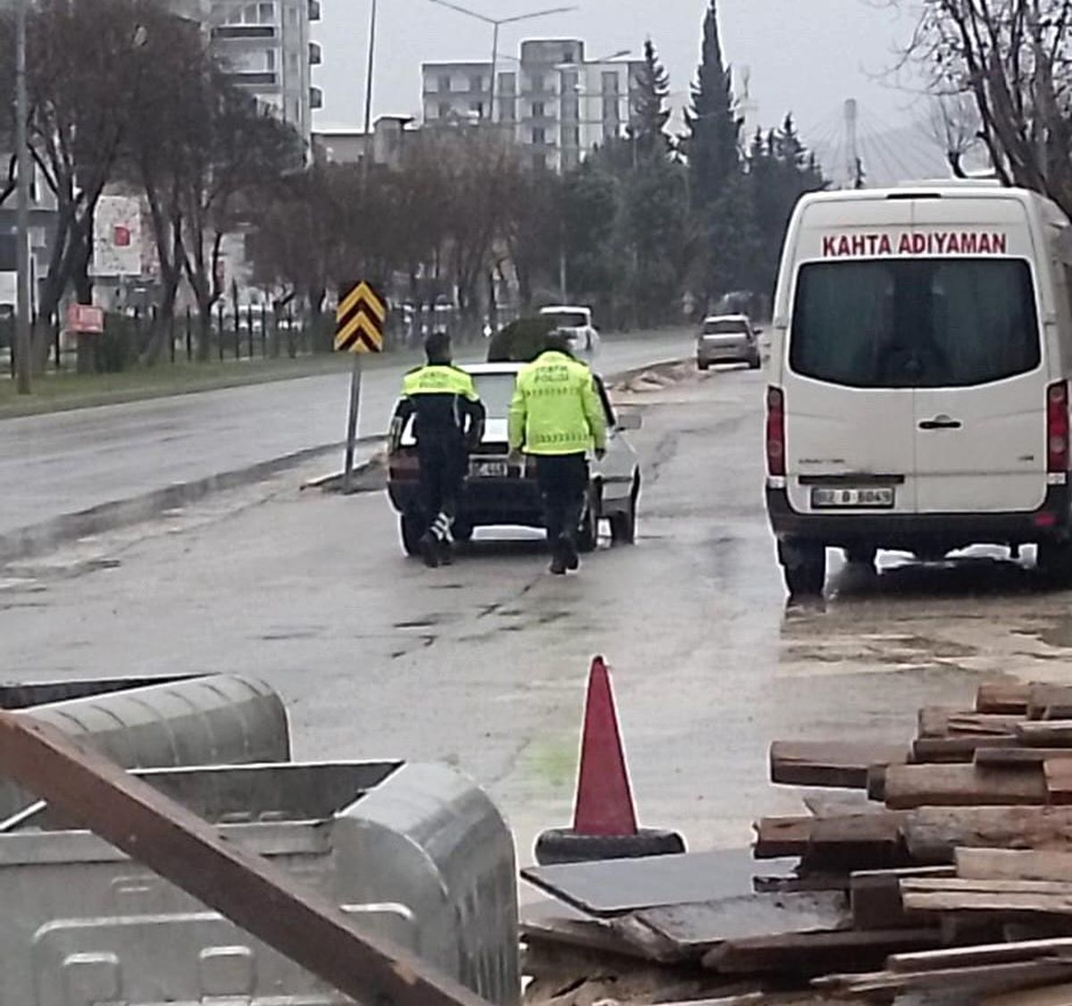 Yolda kalan araç sürücüsüne polislerden yardım