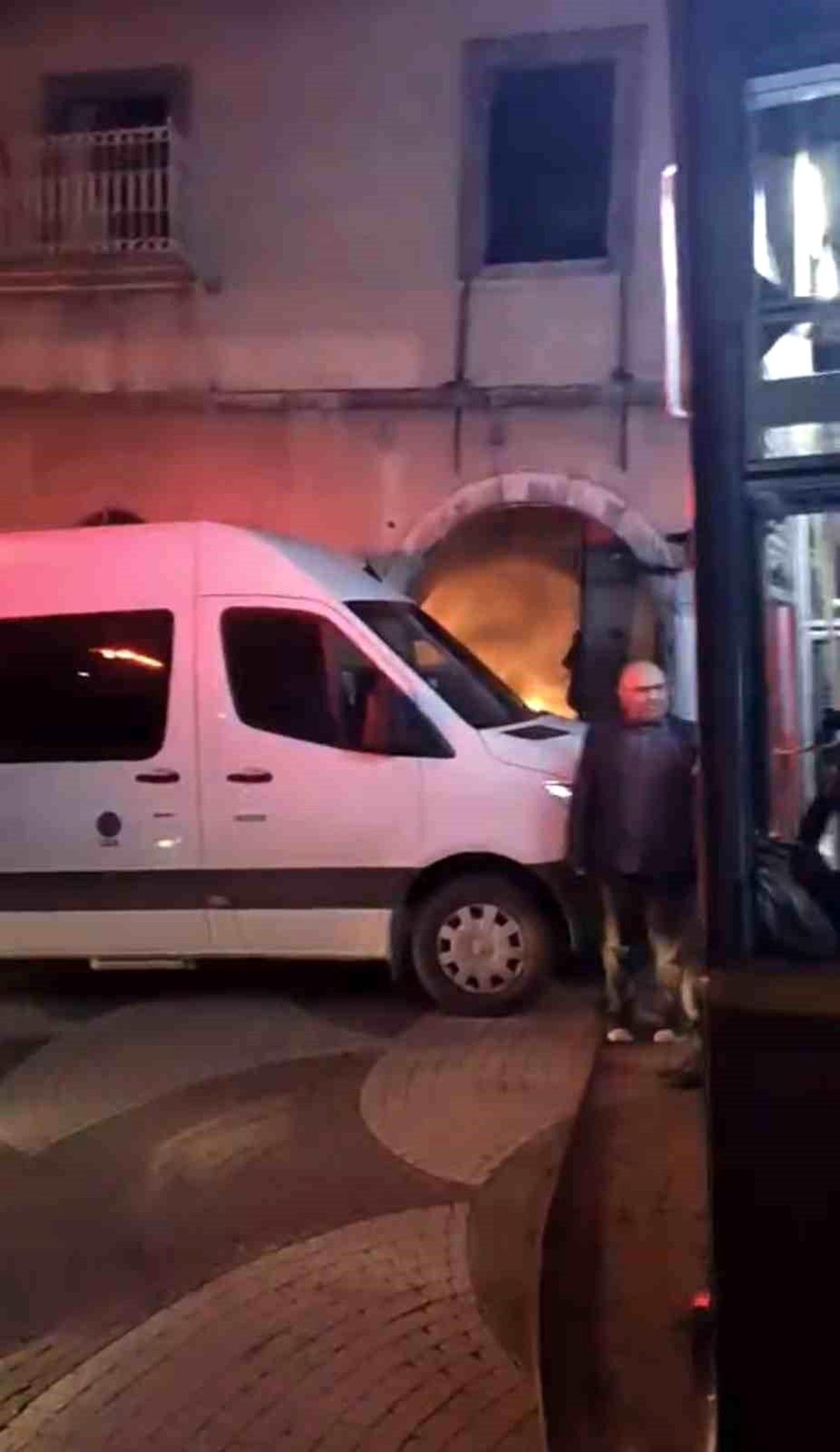 Bursa'da tarihi binada çıkan yangın söndürüldü