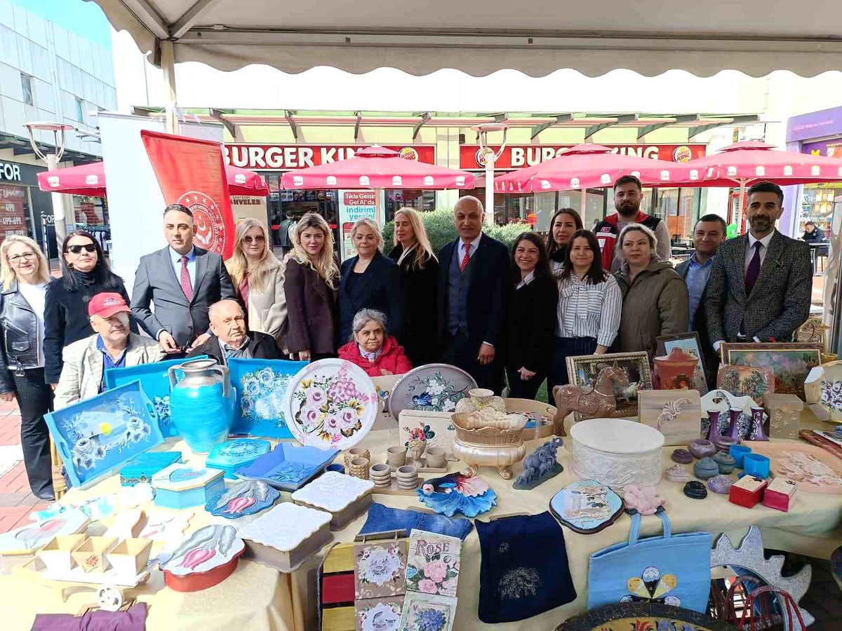 Edirne'de huzurevi sakinlerinden el emeği göz nuru sergi