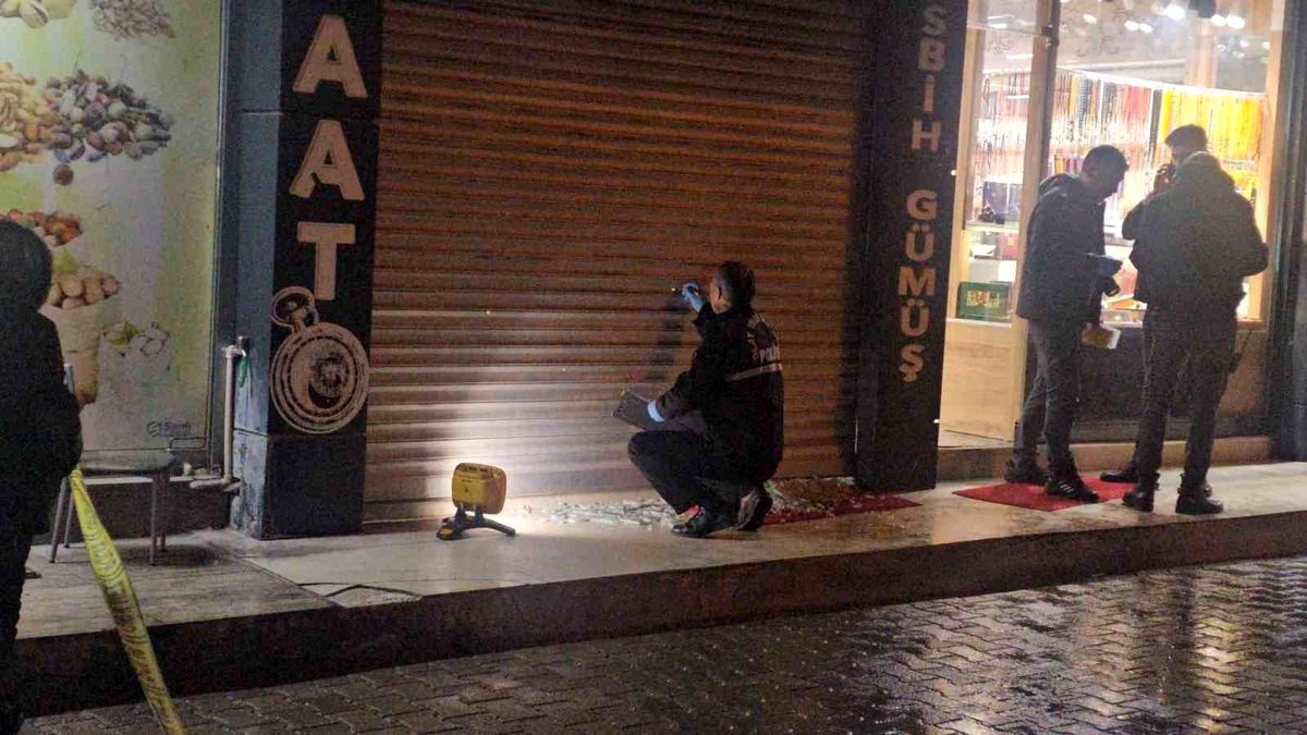 Elazığ'da iş yerine silahlı saldırı: Vitrine 9 kurşun isabet etti