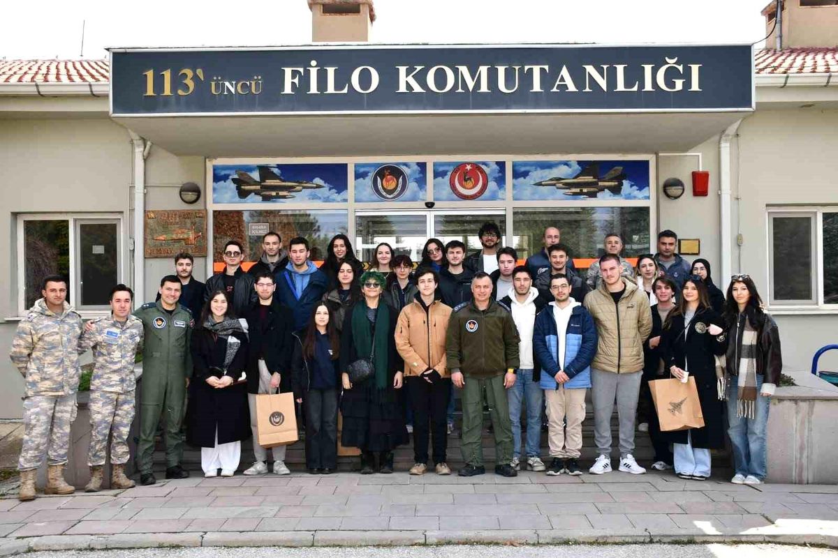 Gençler kışlada Mehmetçikle omuz omuza bir gün geçirdi