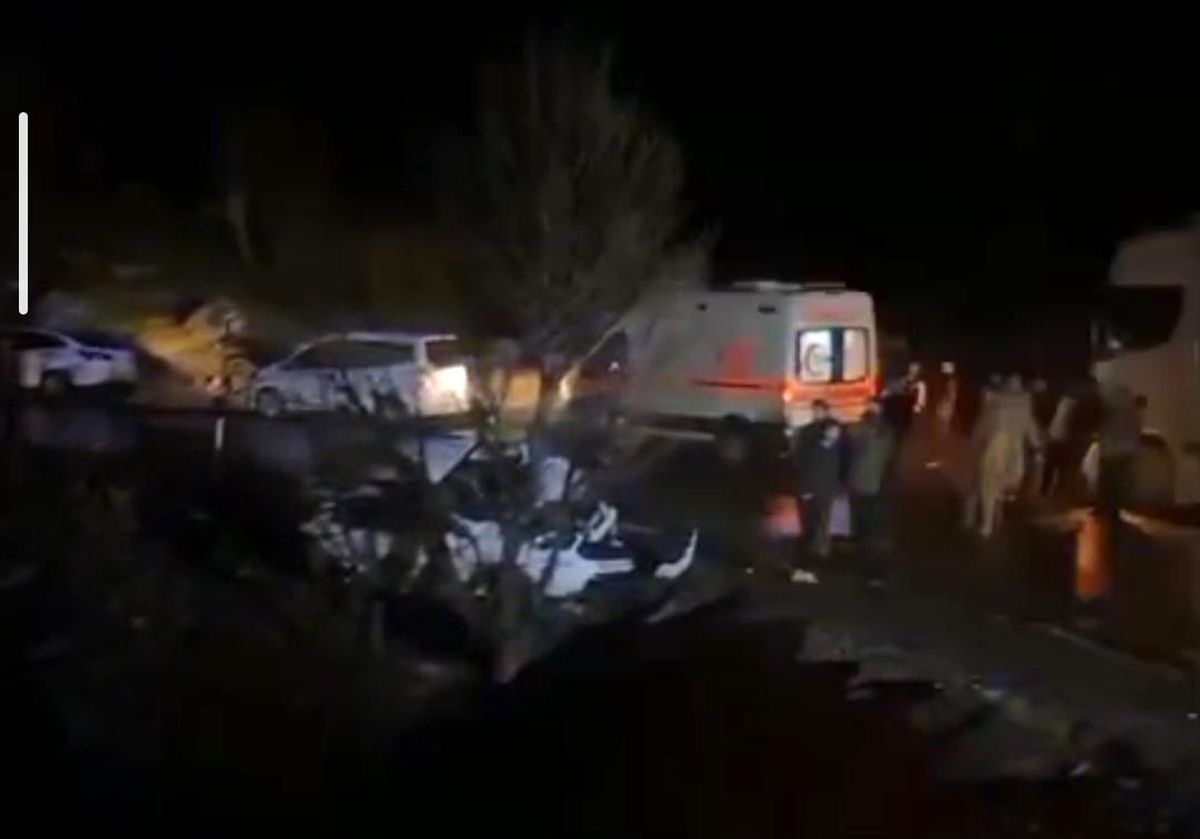Hakkâri'de tır otomobille çarpıştı: 2 yaralı