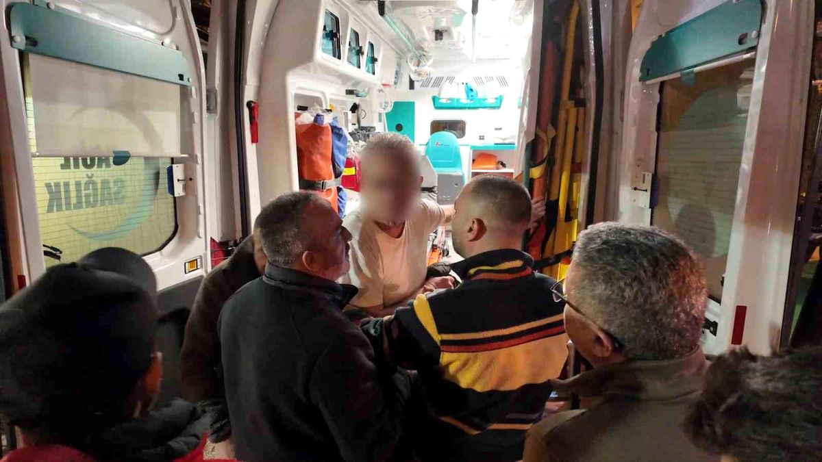 Kadıköy'de alkollü şahıs ekipleri uğraştırdı: "Ben iyiyim" diyerek tedaviyi reddetti