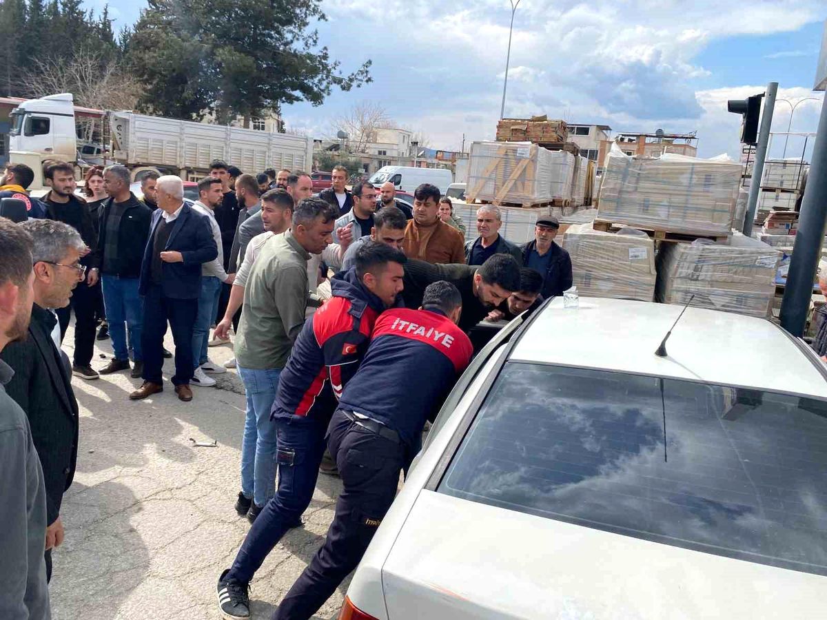 Düziçi'nde Otomobilin İnşaat Malzemelerine Çarpması Sonucu 3 Yaralı