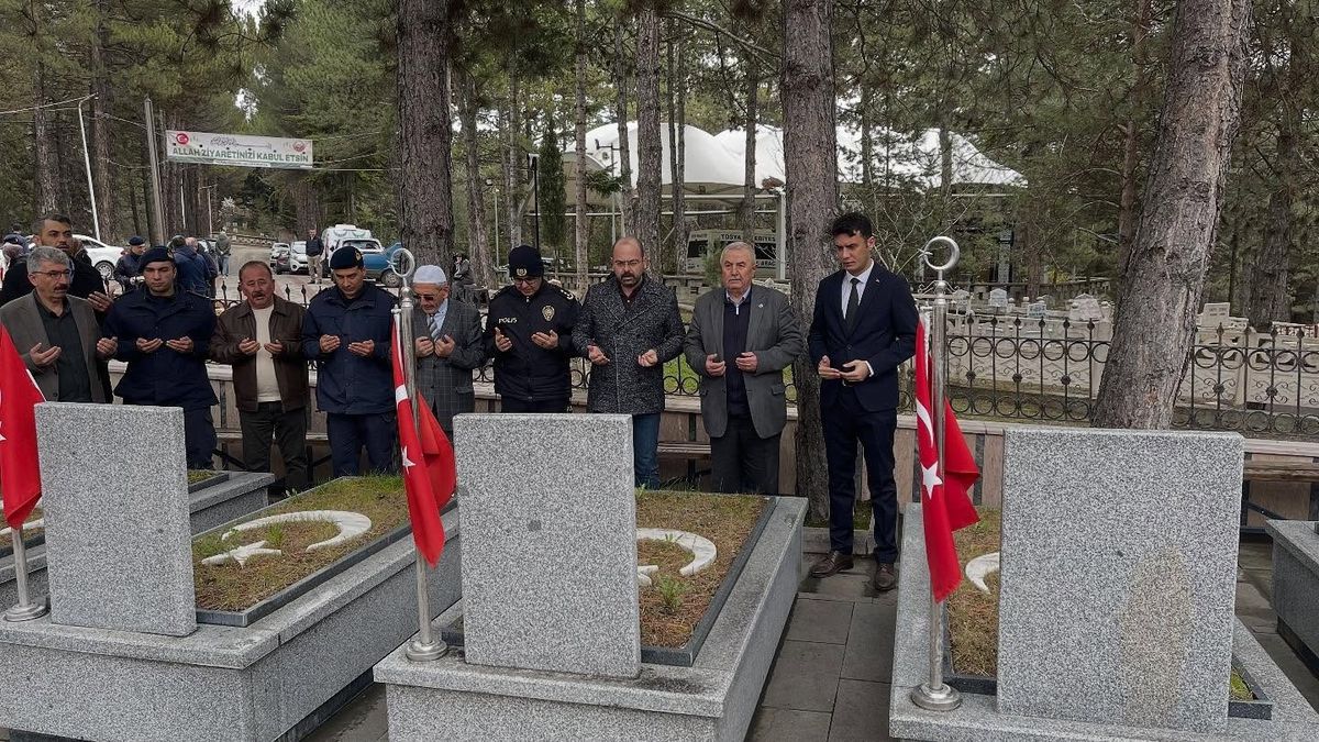 Hava Pilot Teğmen Yavuz Eracar, Mezarı Başında Anıldı