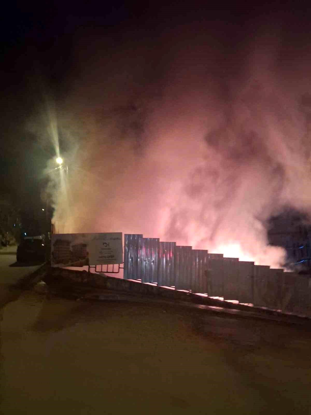 Üsküdar'da şantiyede işçilerin kaldığı konteynerlerde yangın