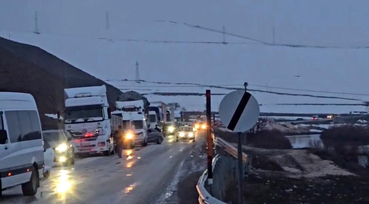 Yüksekova'da heyelan karayolunu yuttu, ilçenin çevre illerle ulaşımı kesildi