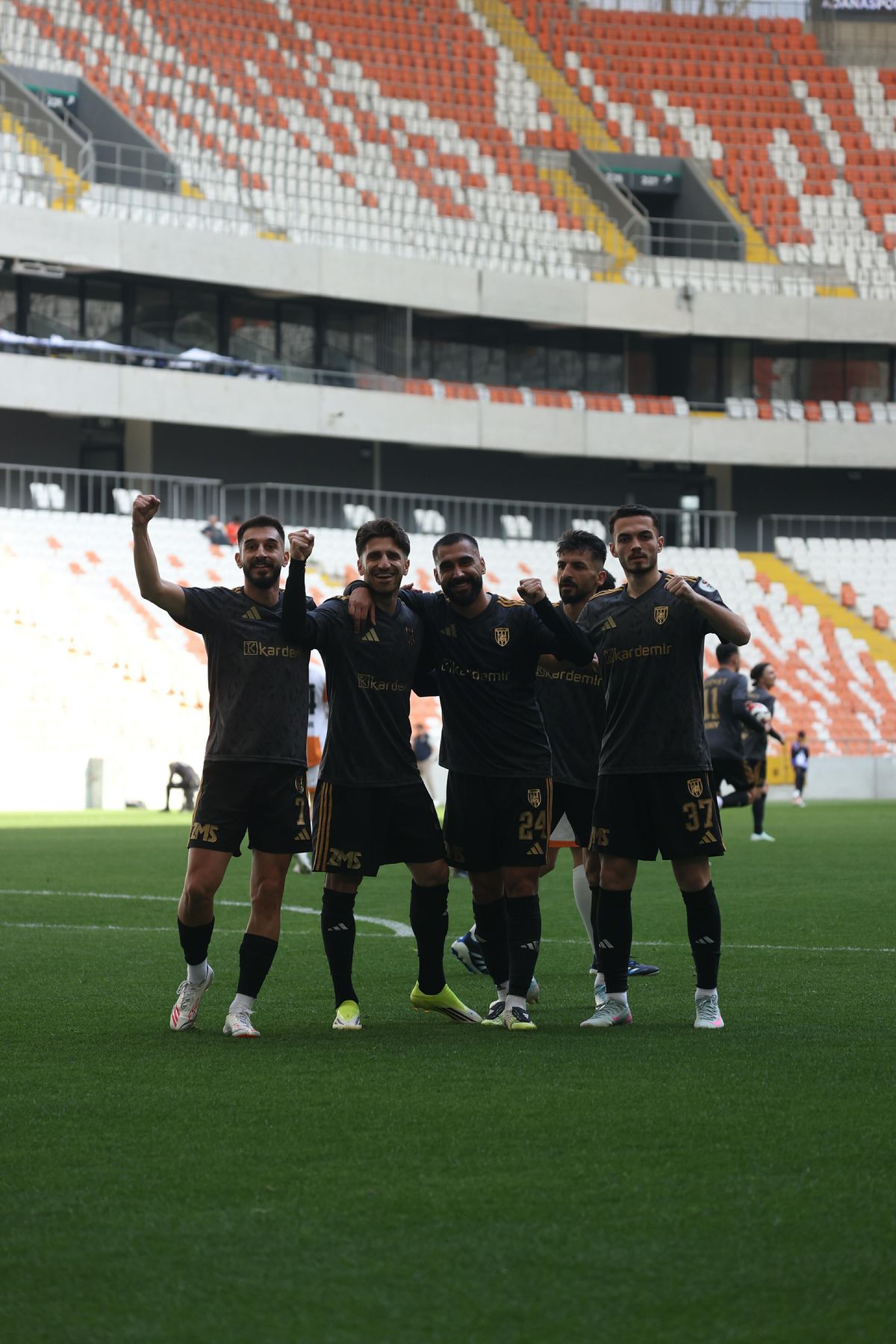 Aliağa FK, Adanaspor'u 8-1 mağlup etti
