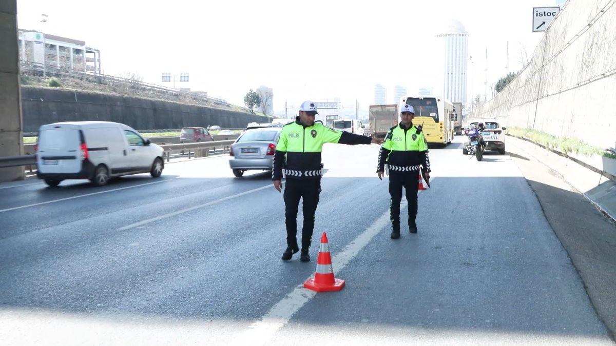 Boğazına şeker kaçan sürücüyü kurtaran polis: Görevimiz sadece trafiği yönetmek değil, can güvenliğini de sağlamak