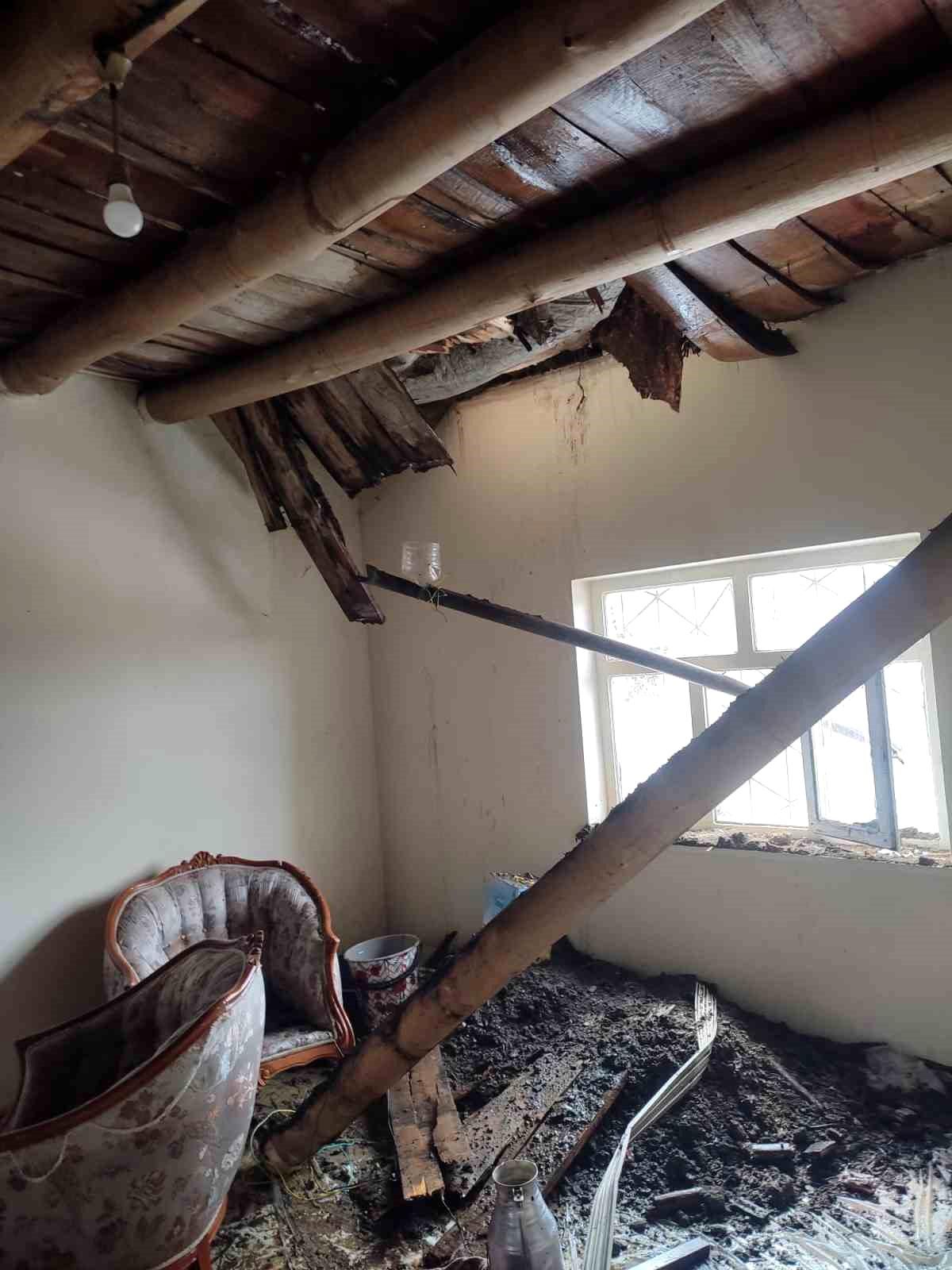 Hakkari'de 6 kişilik ailenin evi çöktü