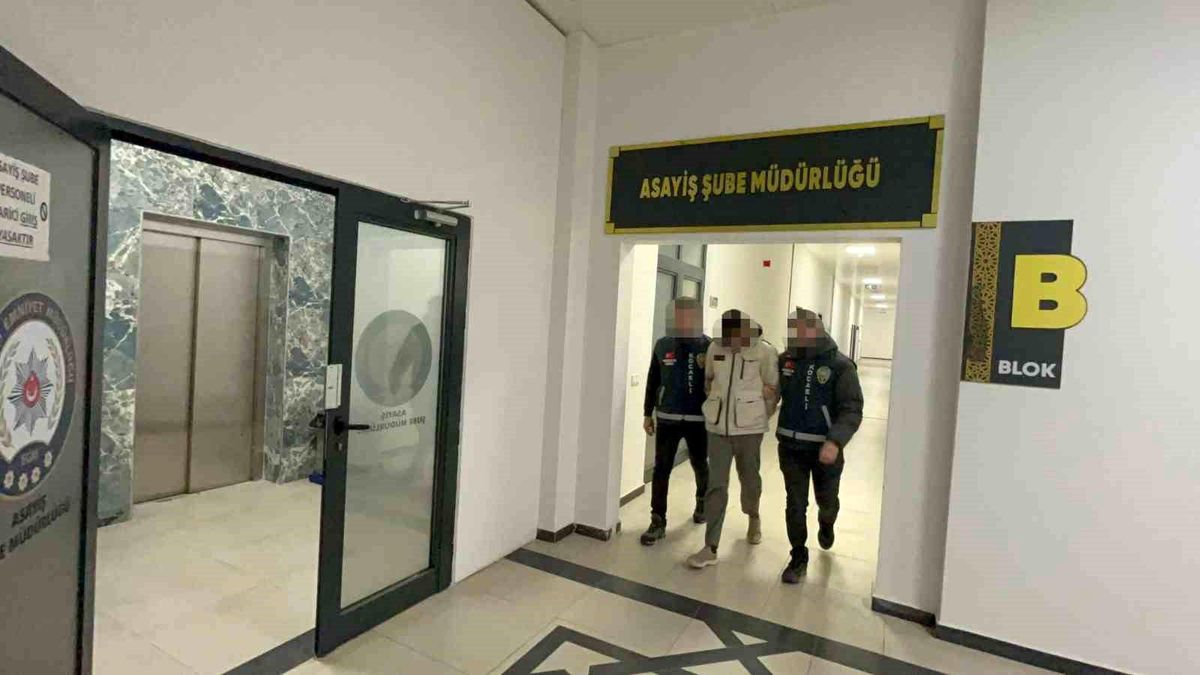 İçinde altın bulunan çelik kasayı çaldı, polis evinde yakaladı