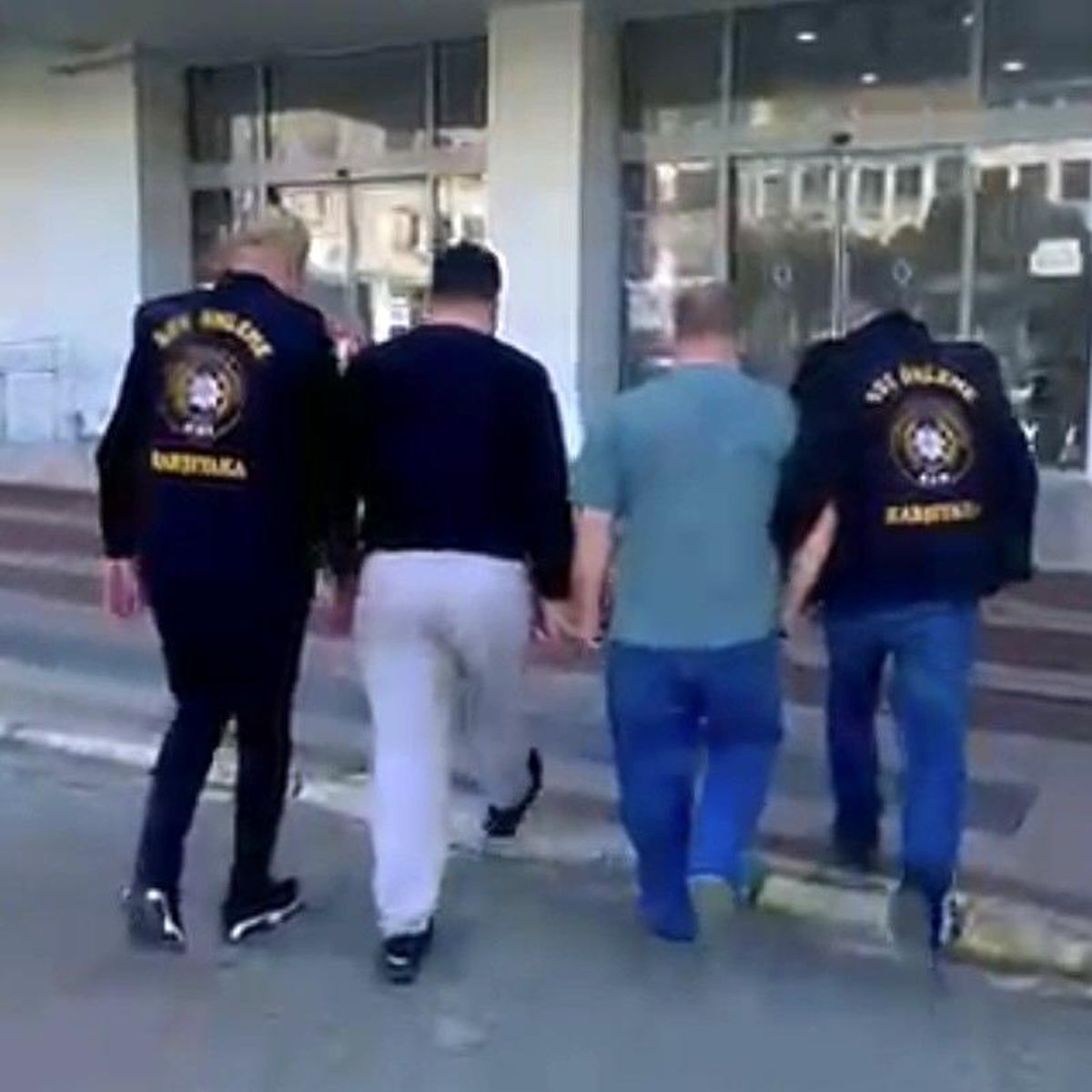 İzmir'de kesinleşmiş hapis cezası bulunan 2 firari yakalandı