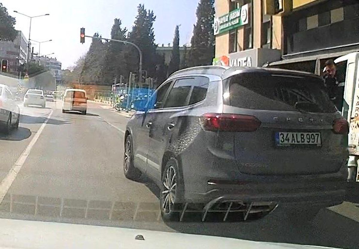 İzmir'de kural tanımaz sürücü araç kamerasına yansıdı