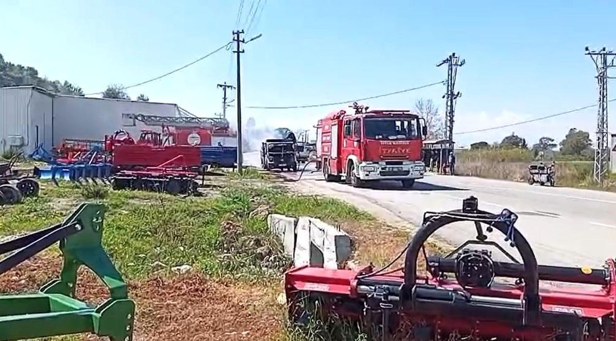 Karton yüklü kamyonet seyir halindeyken yandı