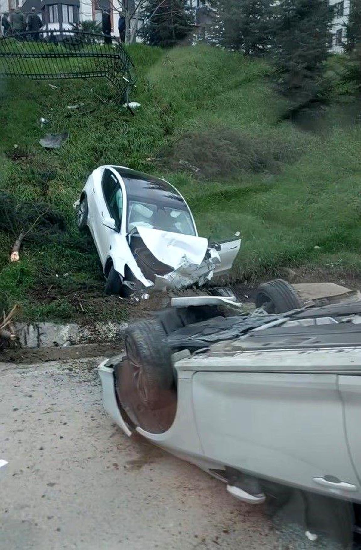 Kontrolden çıkan elektrikli araç otoparkı savaş alanına çevirdi