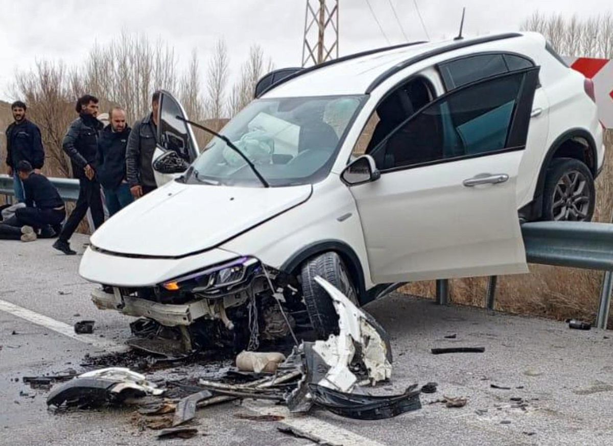 Kontrolden çıkan otomobil bariyerlerde asılı kaldı: 4 yaralı