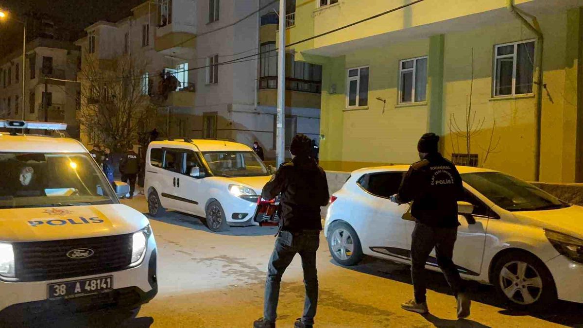 Kurşunlanan evde anne-oğul yaralandı