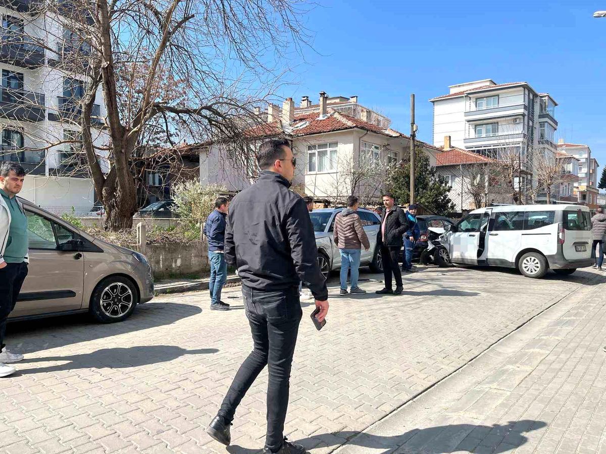 Lüleburgaz'da ticari araç park halindeki otomobillere çarptı
