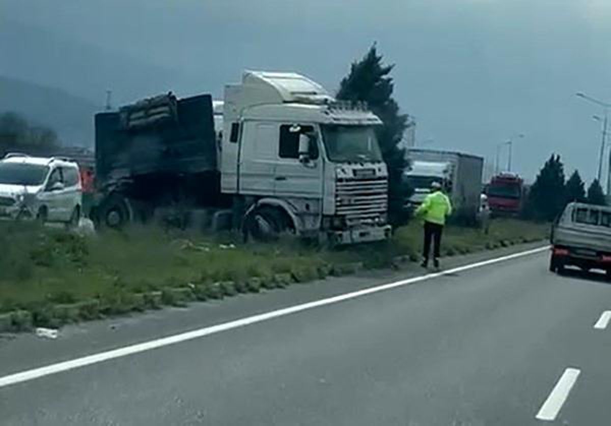 Manisa'da tır ile kamyon çarpıştı: 2 sürücü yaralandı