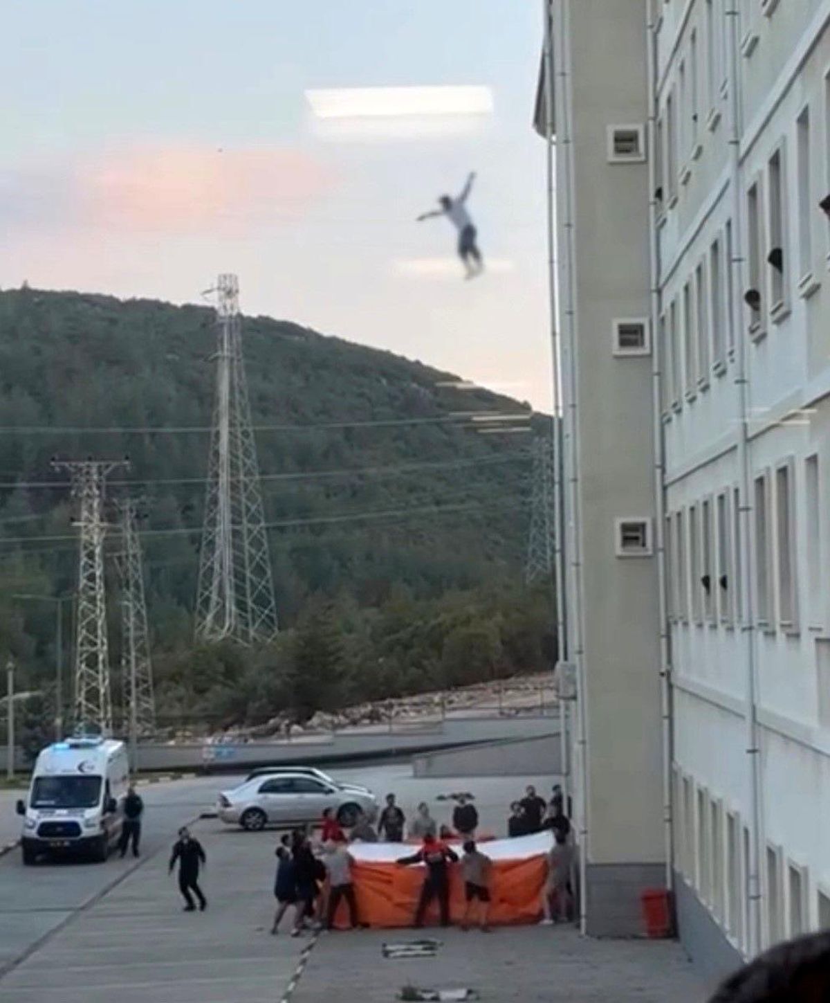 Muğla'da korku dolu anlar: Yurdun camına çıkan genç hava yastığına atladı
