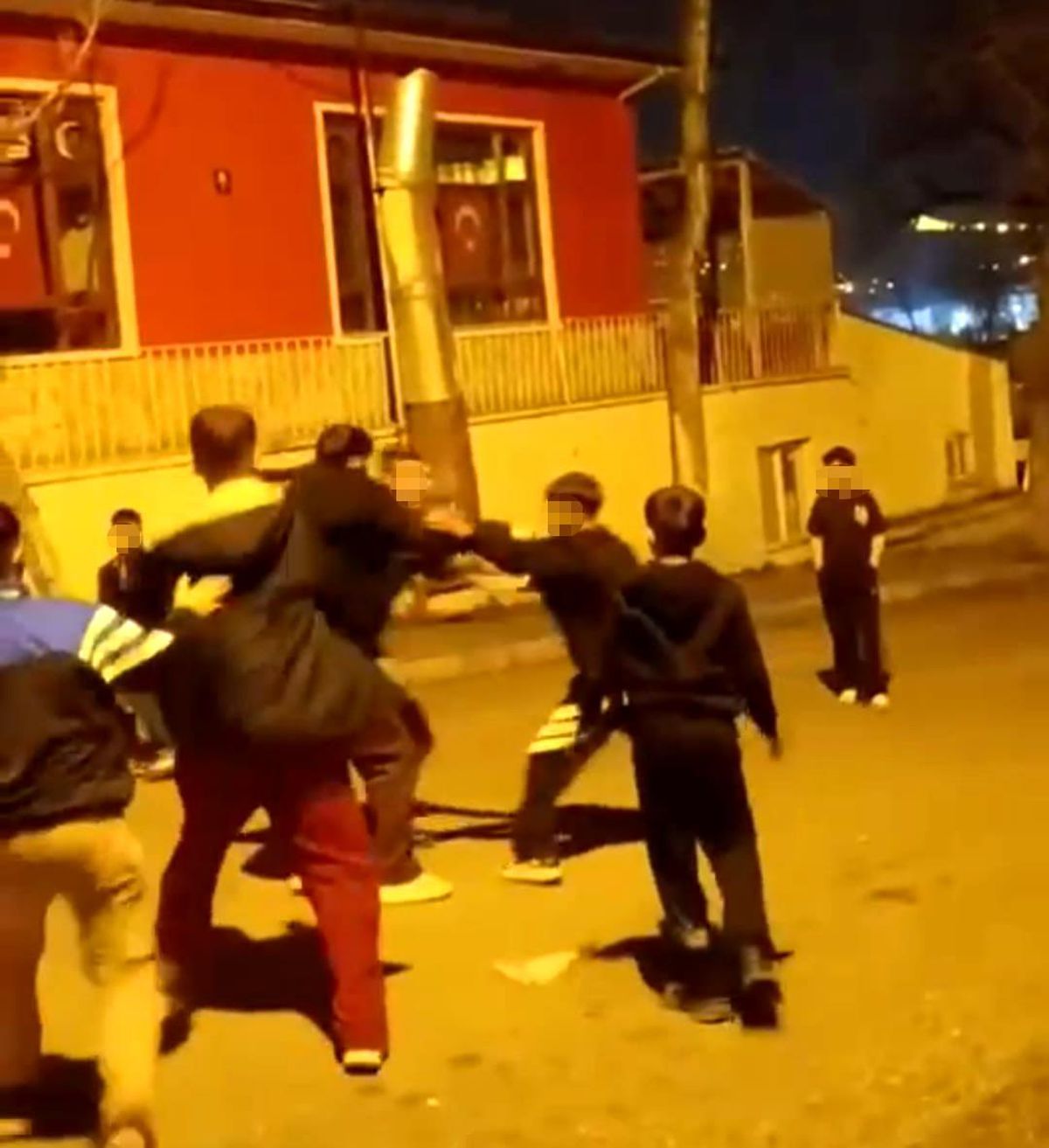 Önü kesilen çocuk yaşıtları tarafından darp edildi