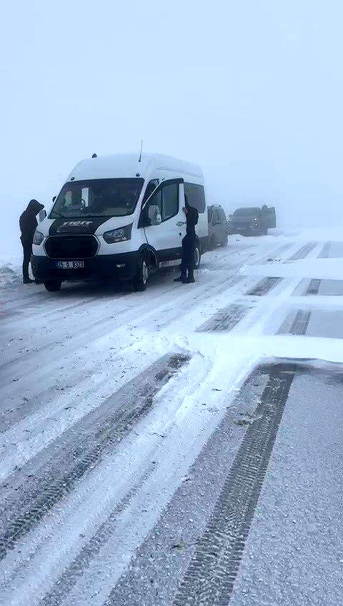 Palandöken geçidinde kar ve tipi nedeniyle onlarca araç mahsur kaldı